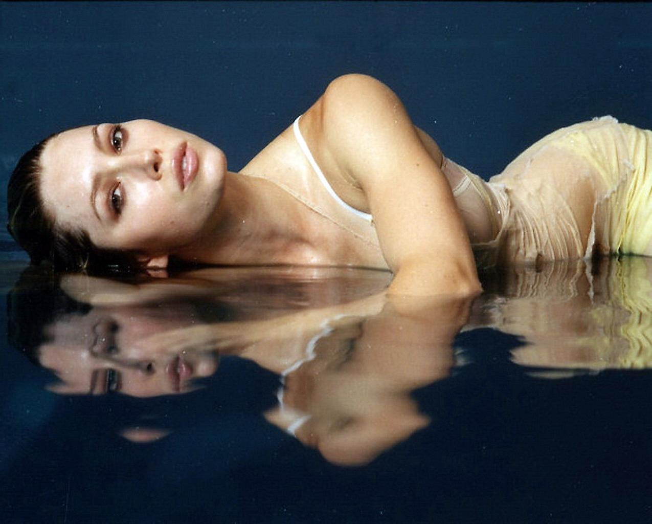 16P Jessica Biel in very sexy wet clotes photoshoot