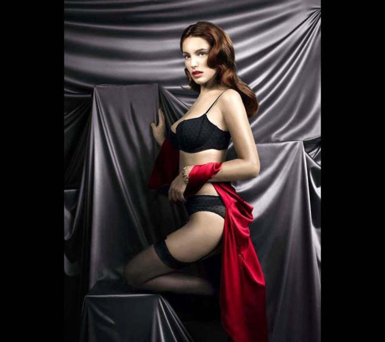 16P Kelly Brook posing very sexy in stockings and bikini for some photoshoot and top