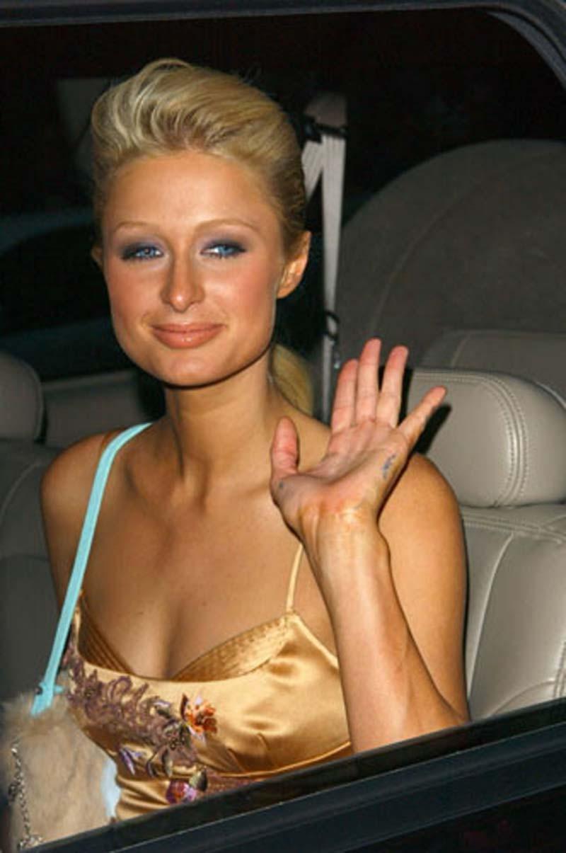 16P Paris Hilton caught showing her amazing ass