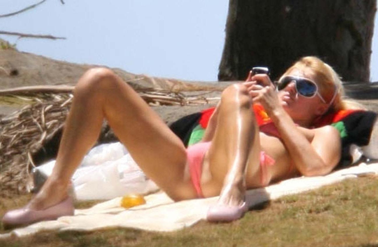 16P Paris Hilton caught showing her amazing ass