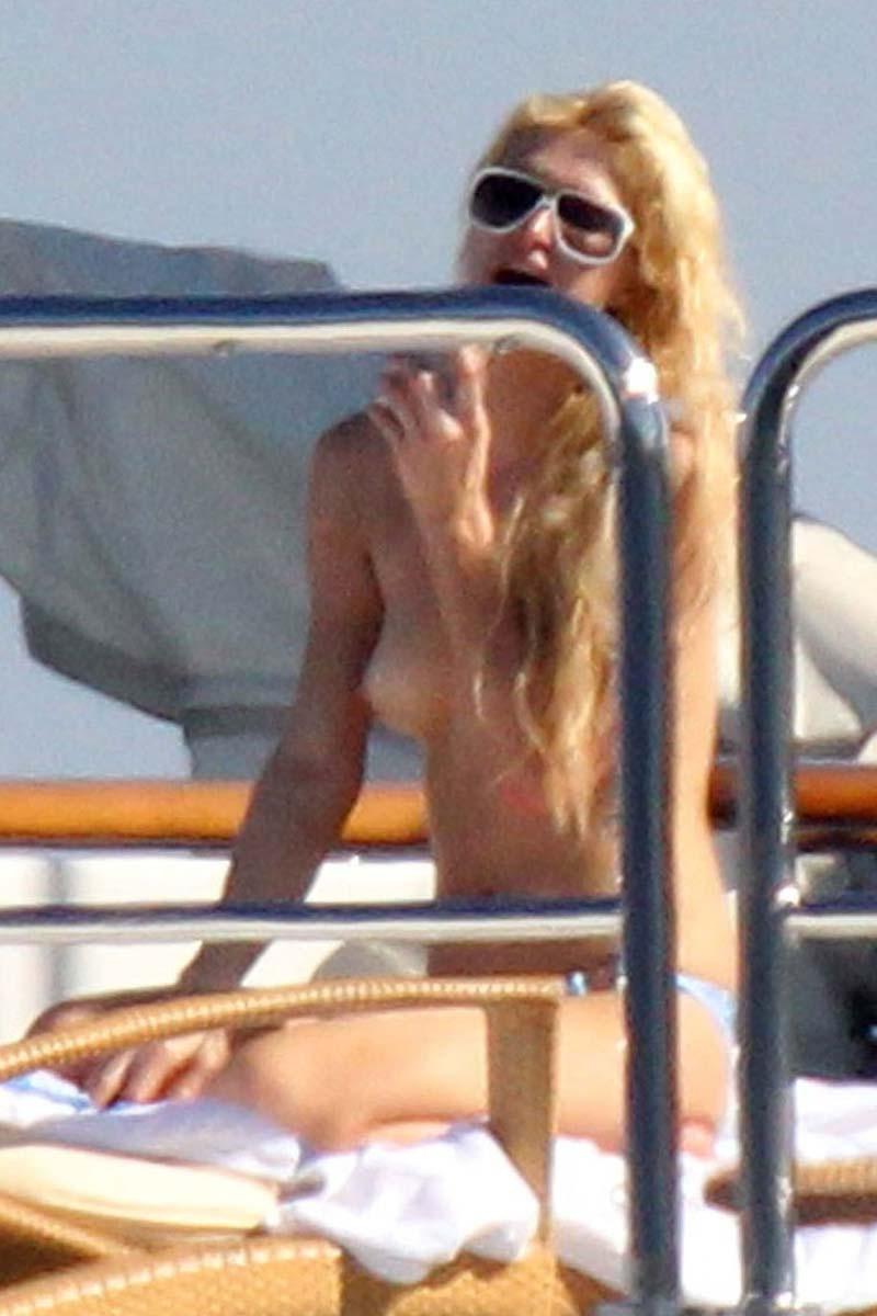16P Paris Hilton caught showing her amazing ass