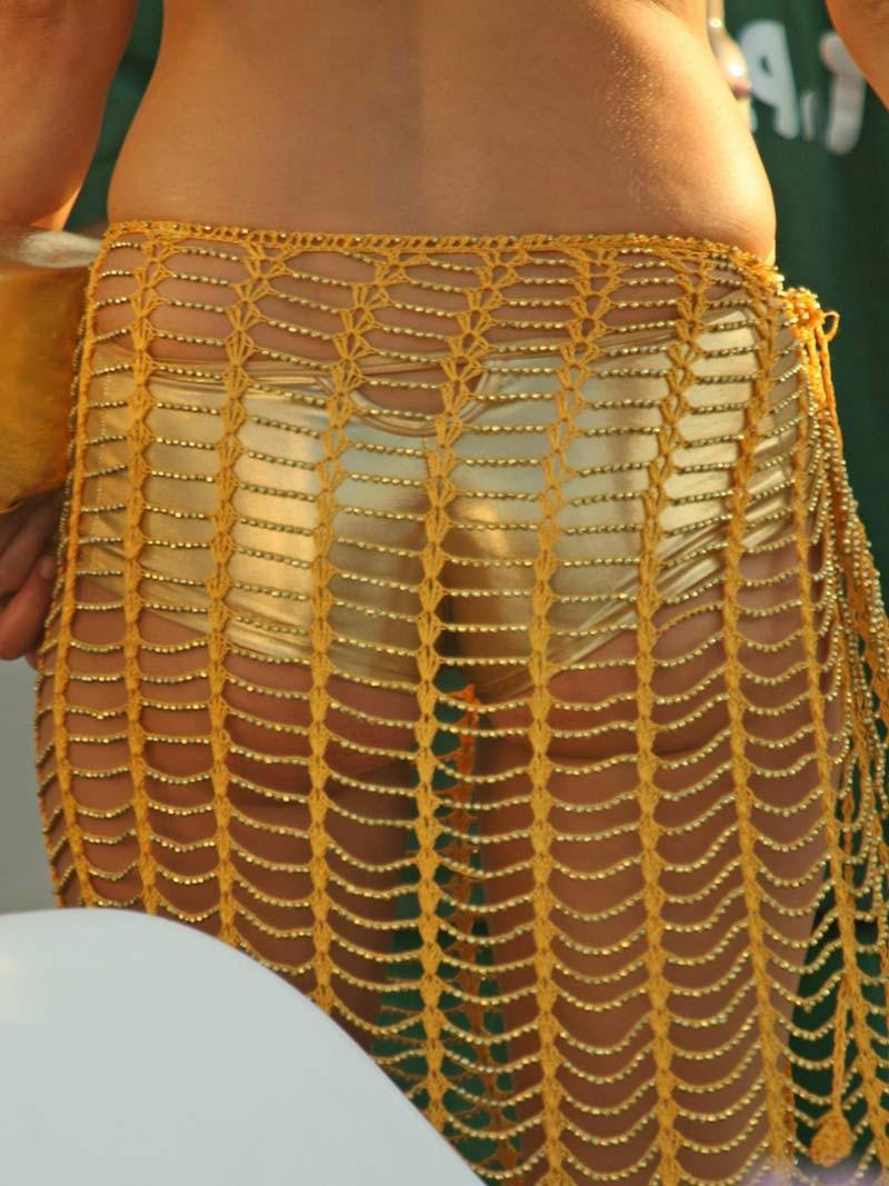 16P Paris Hilton caught showing her amazing ass