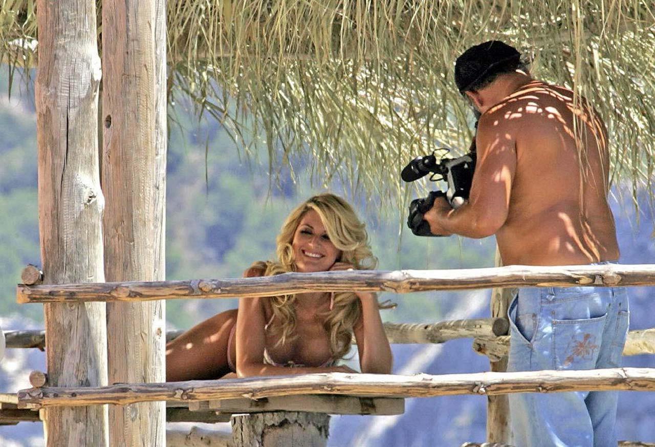 16P Sarah Dunn exposing her nice boobs while taking photoshoot and leggy in mini ski