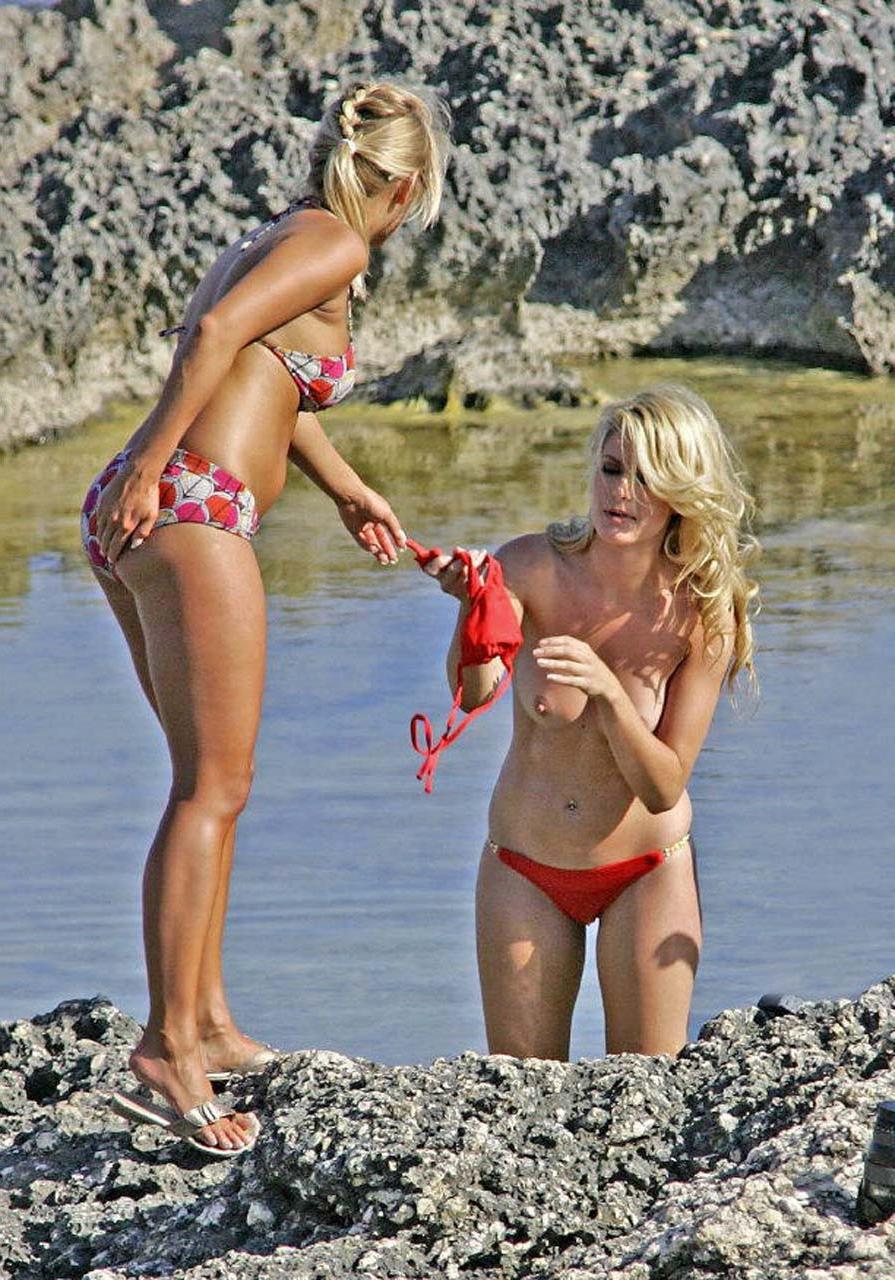 16P Sarah Dunn exposing her nice boobs while taking photoshoot and leggy in mini ski