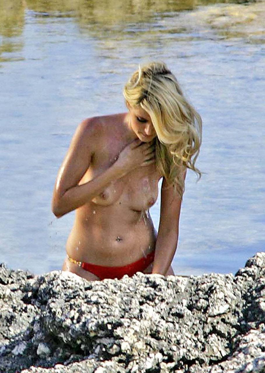 16P Sarah Dunn exposing her nice boobs while taking photoshoot and leggy in mini ski