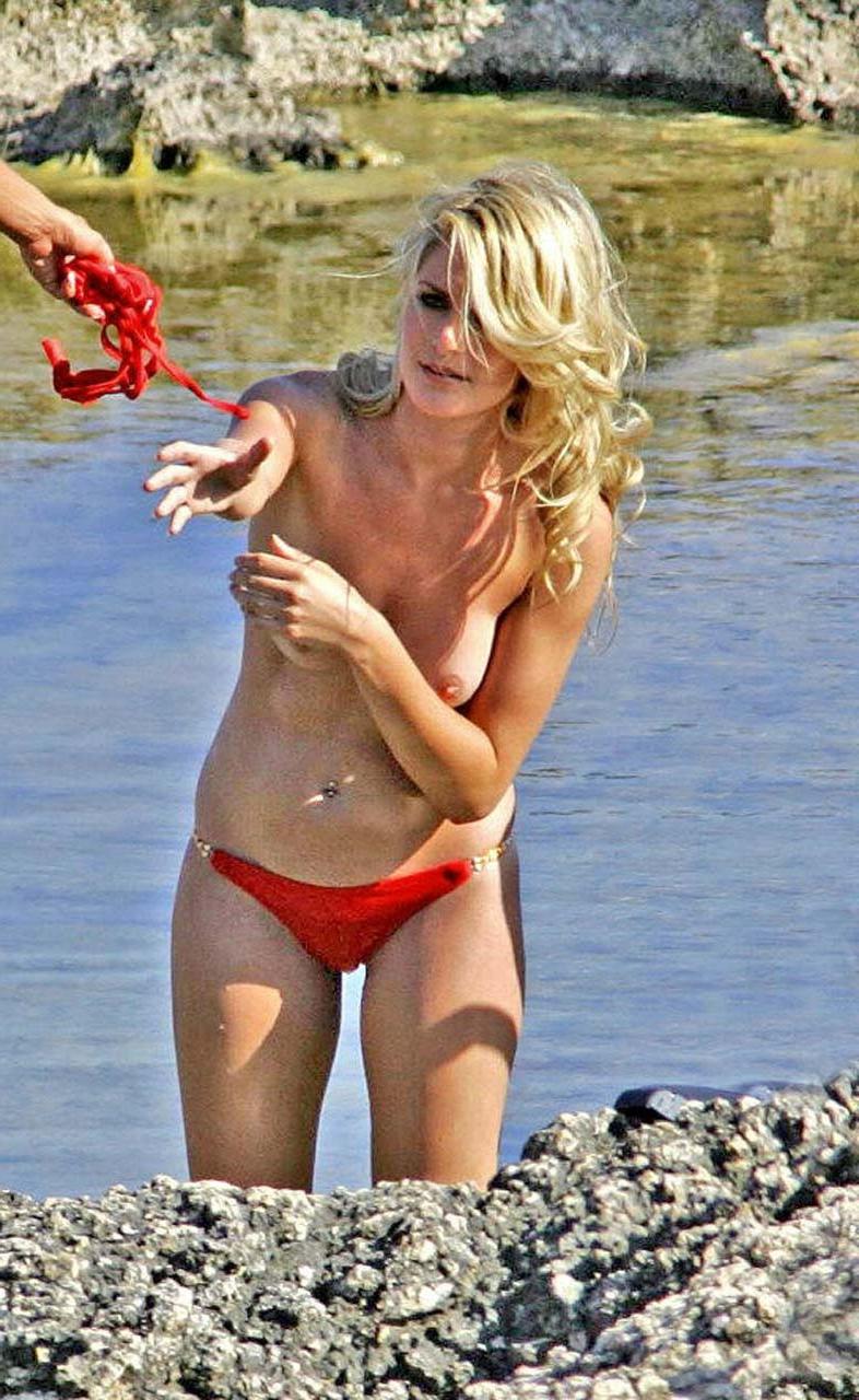 16P Sarah Dunn exposing her nice boobs while taking photoshoot and leggy in mini ski
