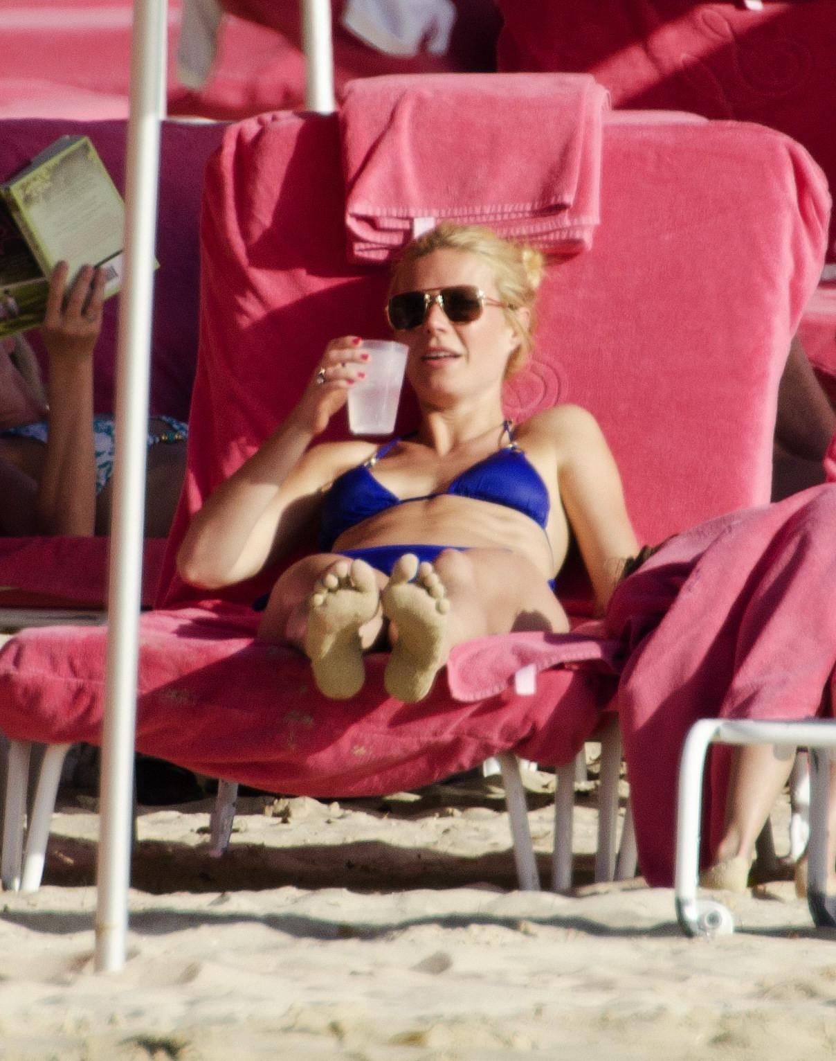16P Gwyneth Paltrow in bikini showing ass crack on the beach in Barbados