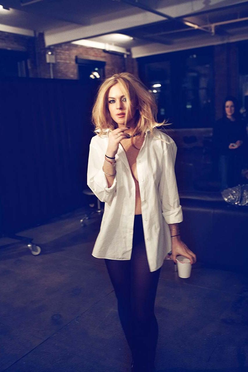 9P Lindsay Lohan showing her ass in panties and posing topless for some photoshoot