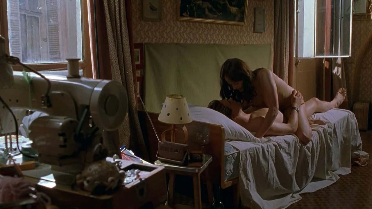 10P Eva Green exposing her bare hairy pussy in closeup plan and her big boobs in nud