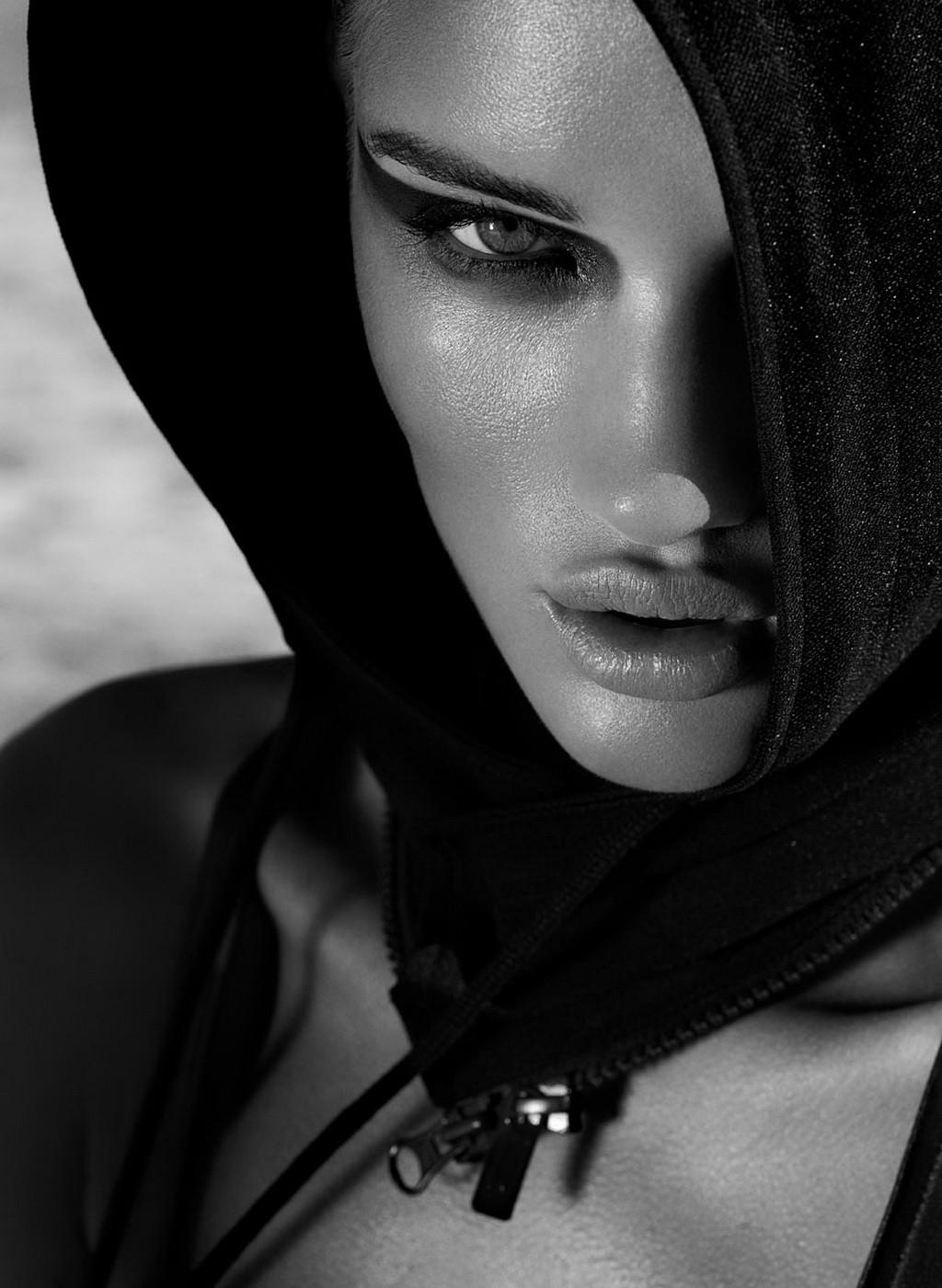 16P Rosie Huntington-Whiteley posing topless for January 2011 issue of Spanish DT 'z