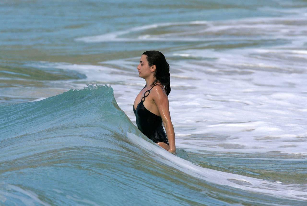 10P Penelope Cruz wurde beim Oben-ohne-Sonnenbaden bei Paparazzi-Shootings am Strand erwischt