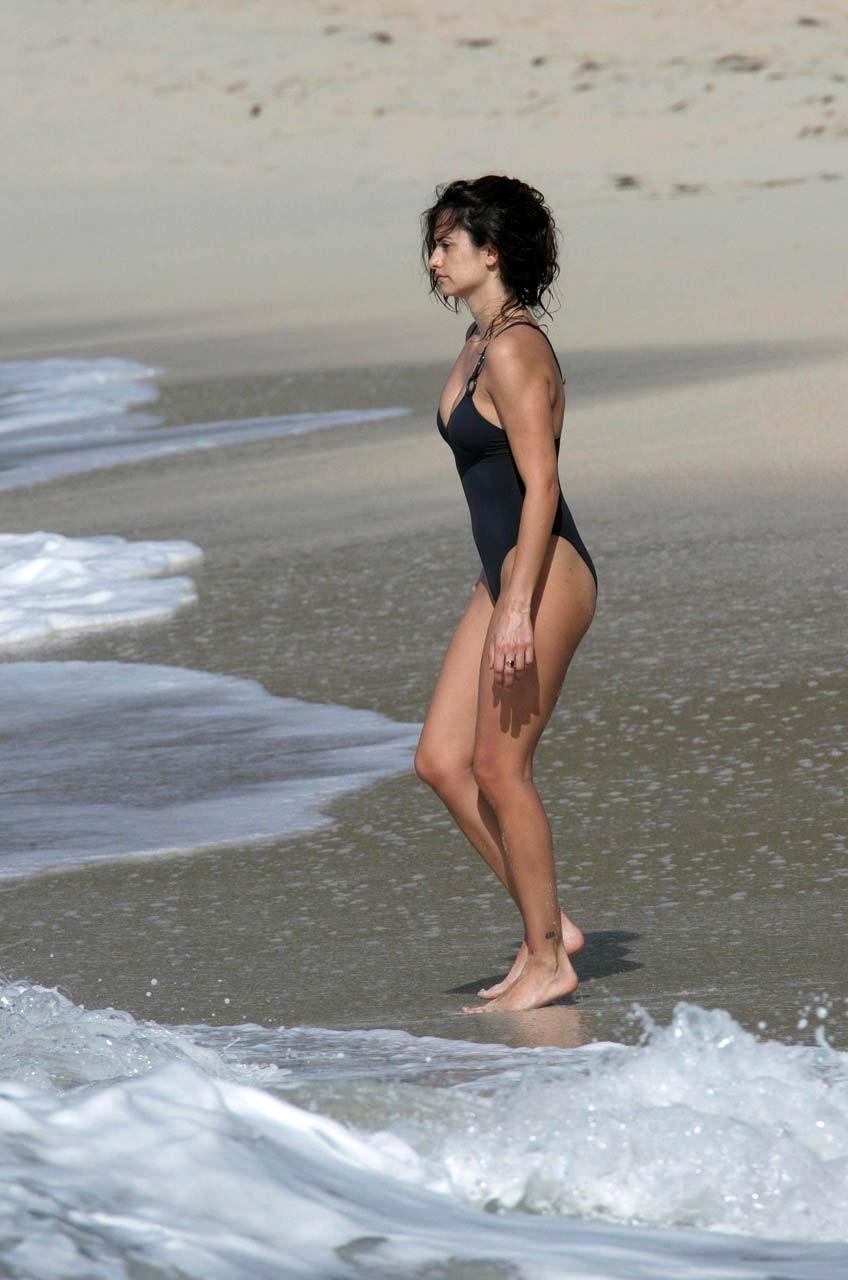10P Penelope Cruz wurde beim Oben-ohne-Sonnenbaden bei Paparazzi-Shootings am Strand erwischt