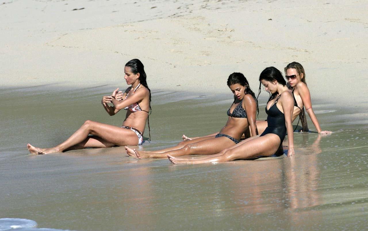 10P Penelope Cruz wurde beim Oben-ohne-Sonnenbaden bei Paparazzi-Shootings am Strand erwischt