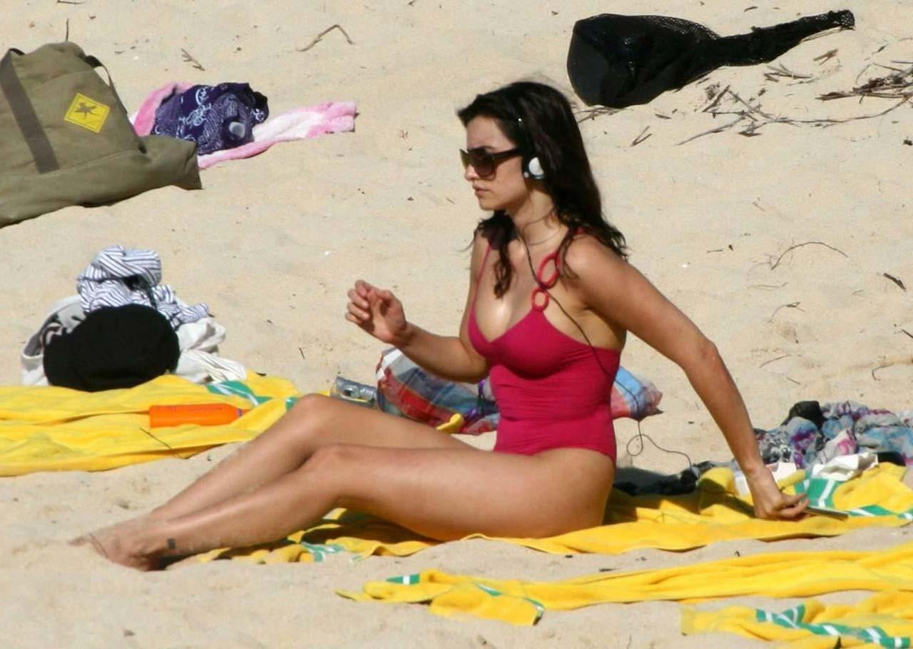 10P Penelope Cruz wurde beim Oben-ohne-Sonnenbaden bei Paparazzi-Shootings am Strand erwischt