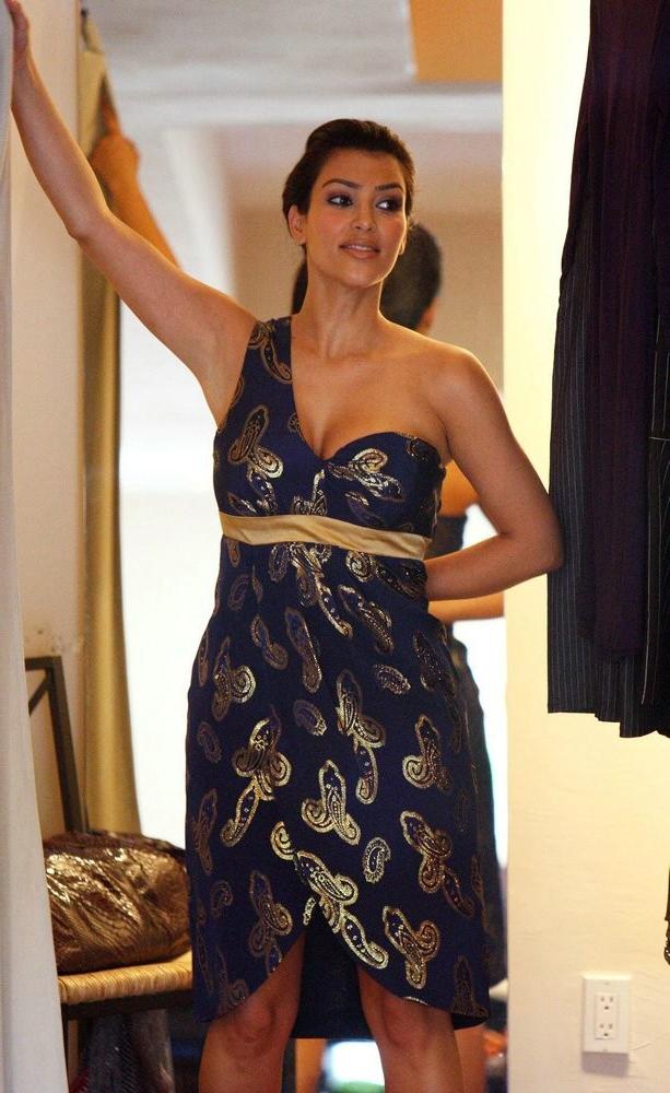 16P Hot Kim Kadarshian wearing different outfit caught by paparazzi
