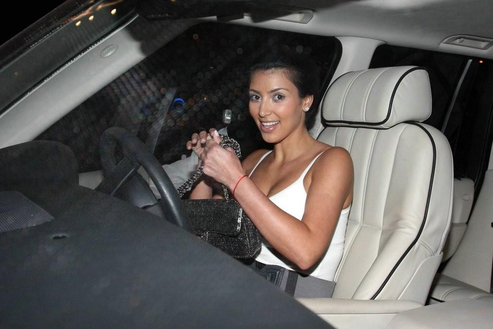 16P Hot Kim Kadarshian wearing different outfit caught by paparazzi
