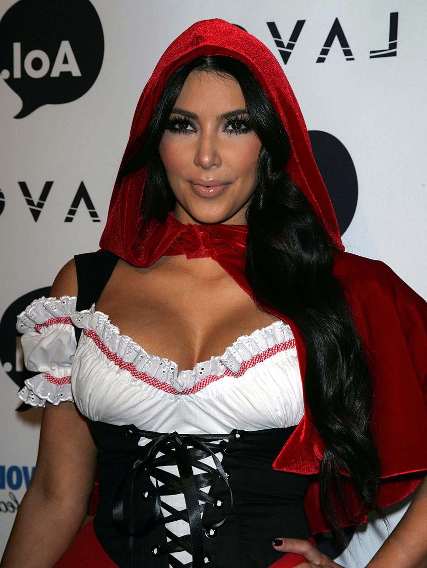 15P Kim Kardashian caught in bikini and posing nude