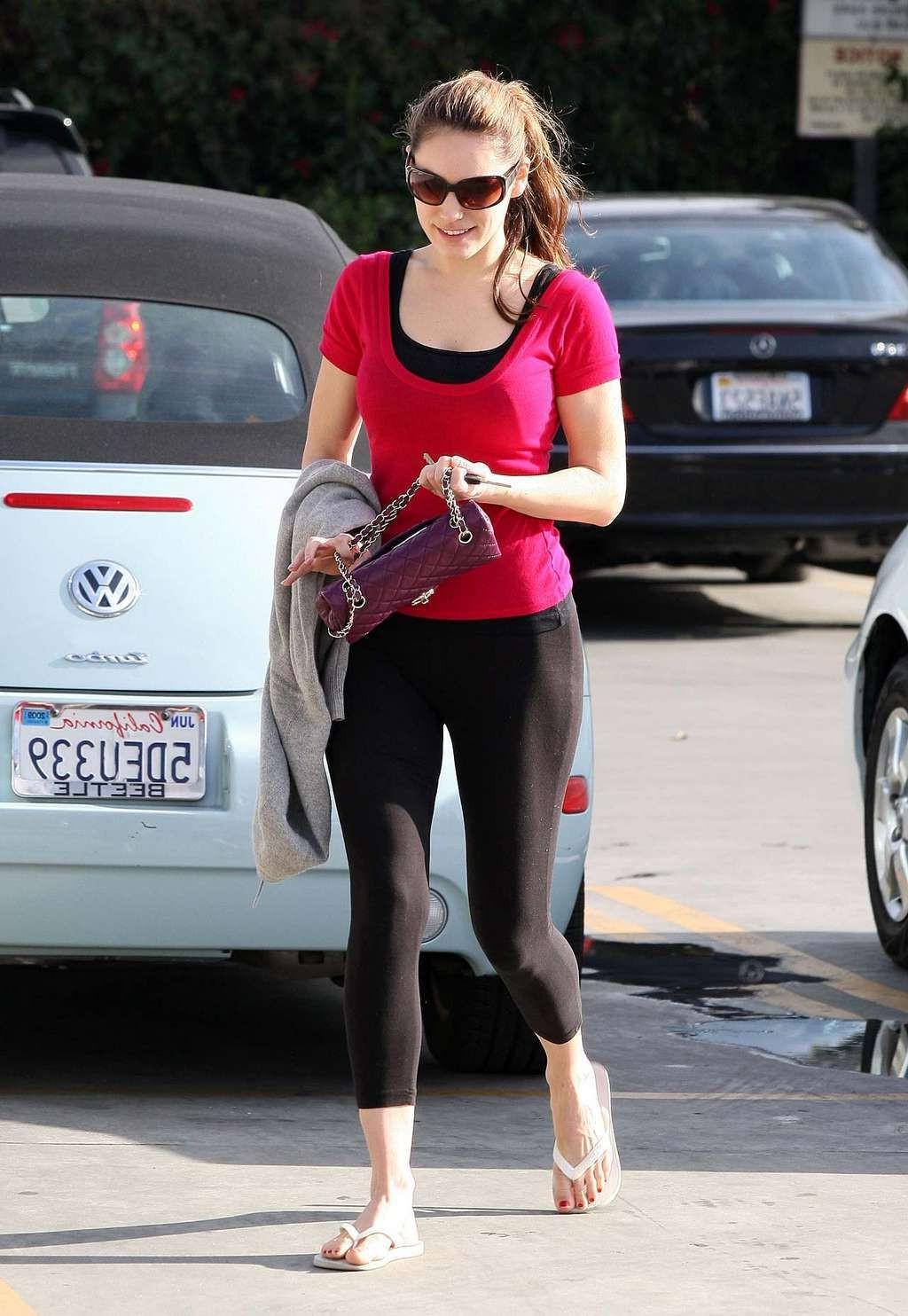10P Kelly Brook showing her fantastic ass in spandex on street paparazzi shoots