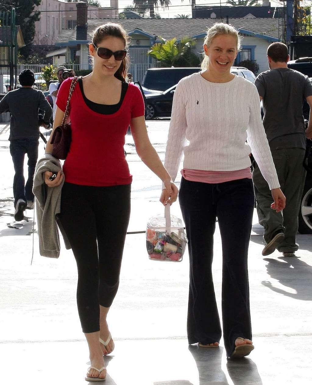 10P Kelly Brook showing her fantastic ass in spandex on street paparazzi shoots