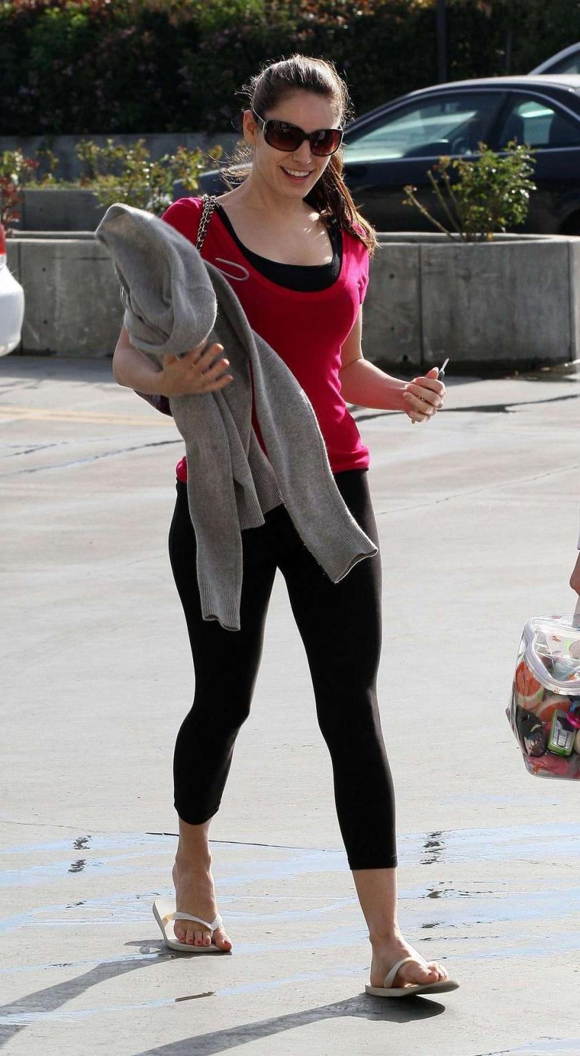10P Kelly Brook showing her fantastic ass in spandex on street paparazzi shoots