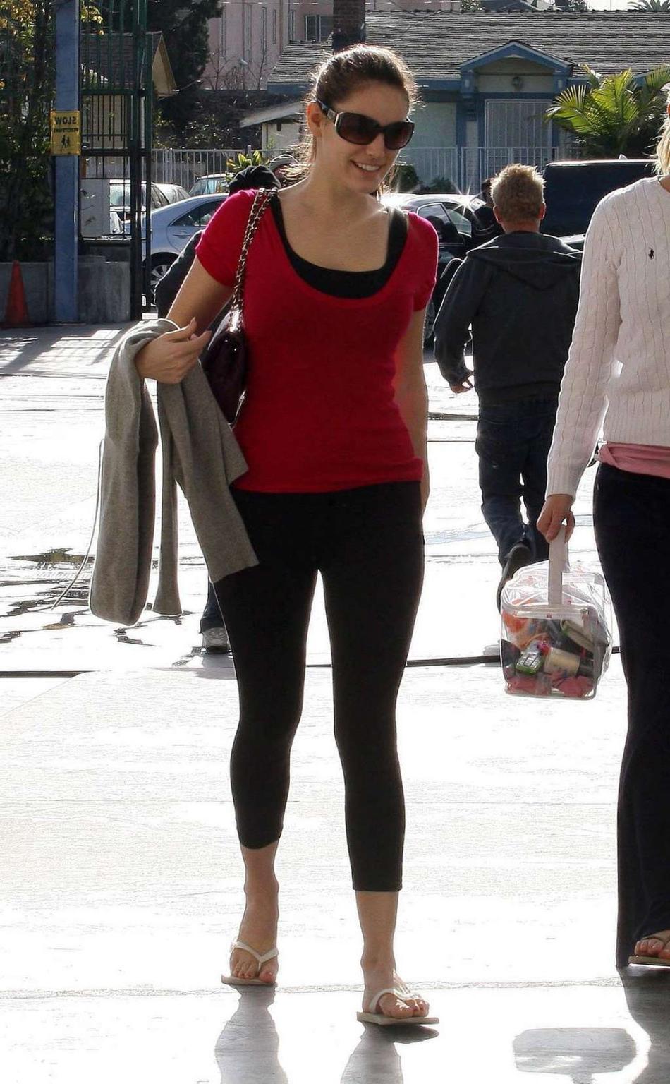 10P Kelly Brook showing her fantastic ass in spandex on street paparazzi shoots
