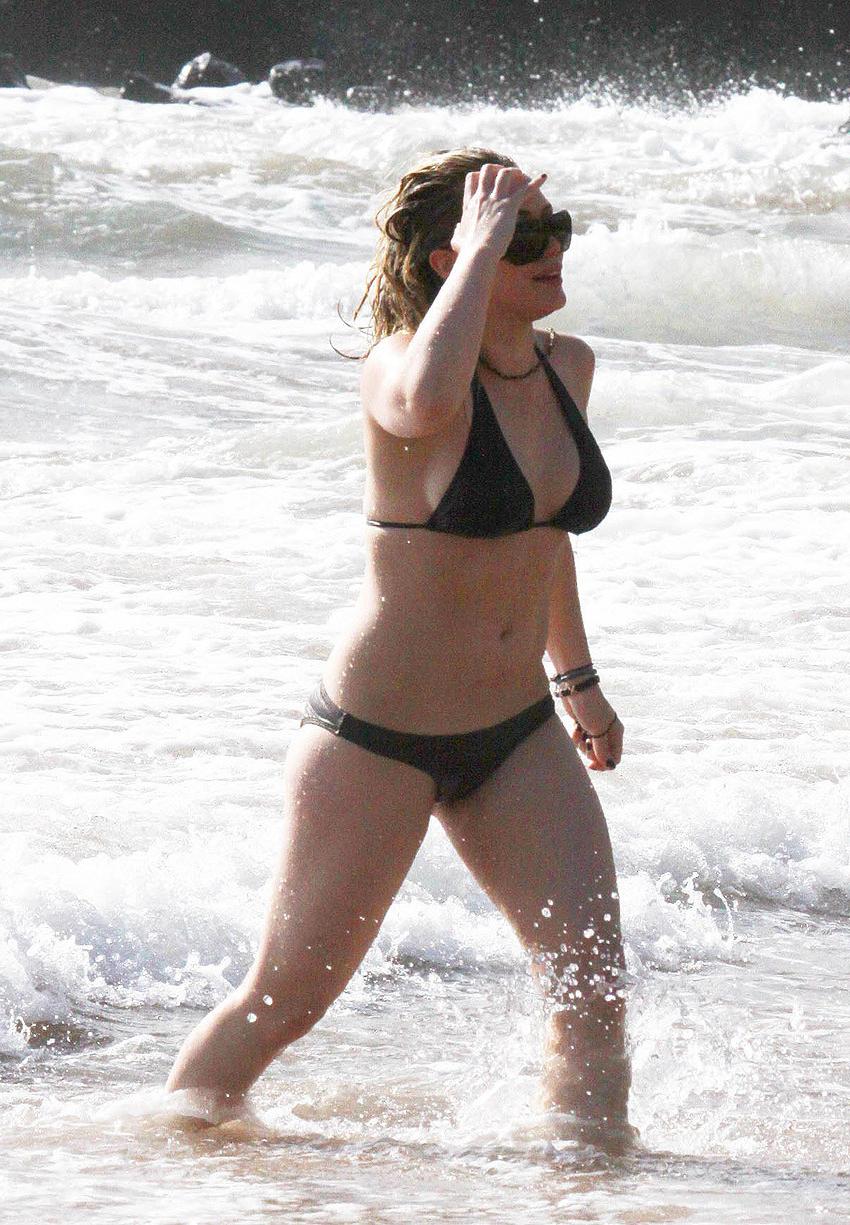 15P Hilary Duff upskirt panties and caught in bikini