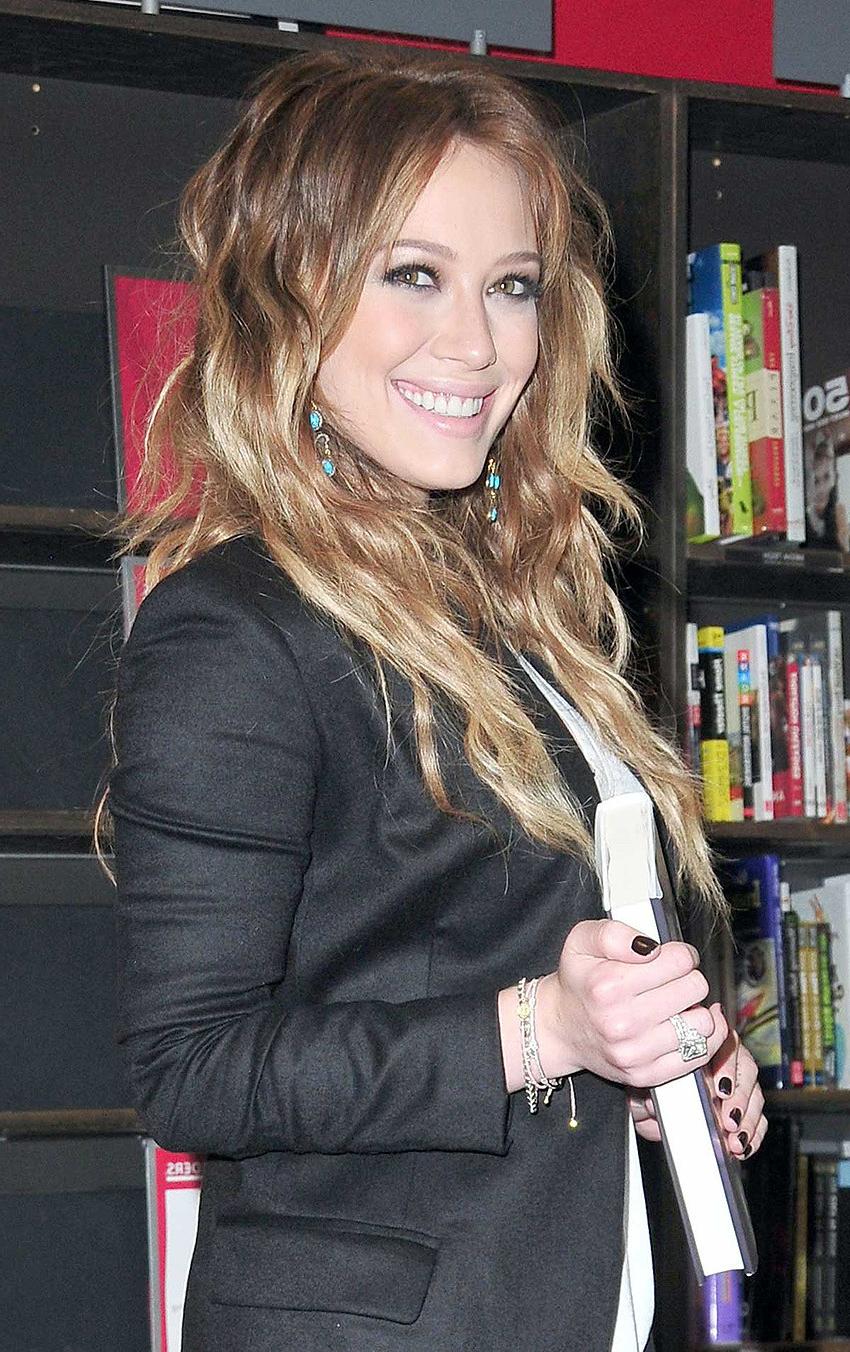 15P Hilary Duff upskirt panties and caught in bikini