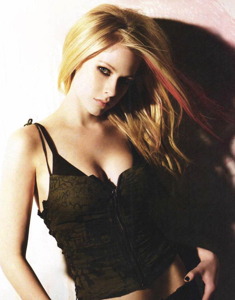 15P Avril Lavigne nice perky tits in sexy lingerie