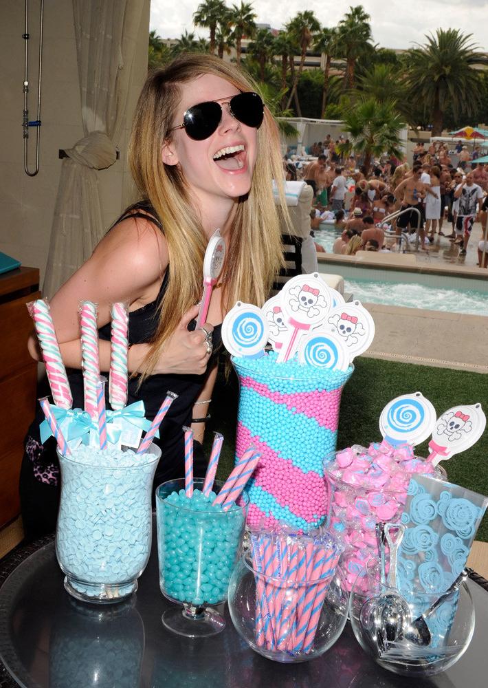 15P Avril Lavigne nice perky tits in sexy lingerie