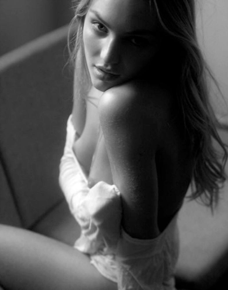 14P Candice Swanepoel exposing her sweet perky tits