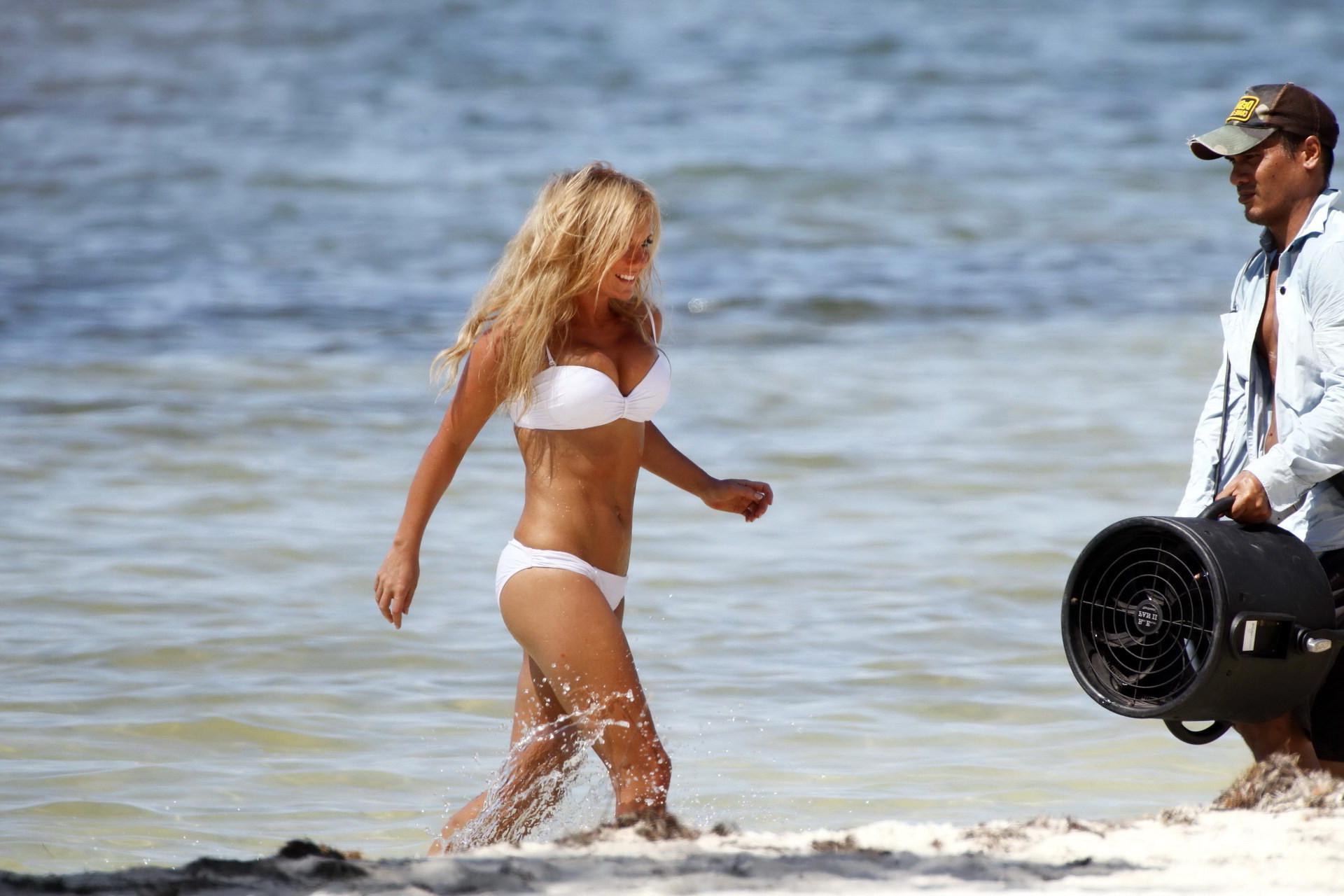 16P Geri Halliwell busty wearing white bikini at the photoshoot in Key West