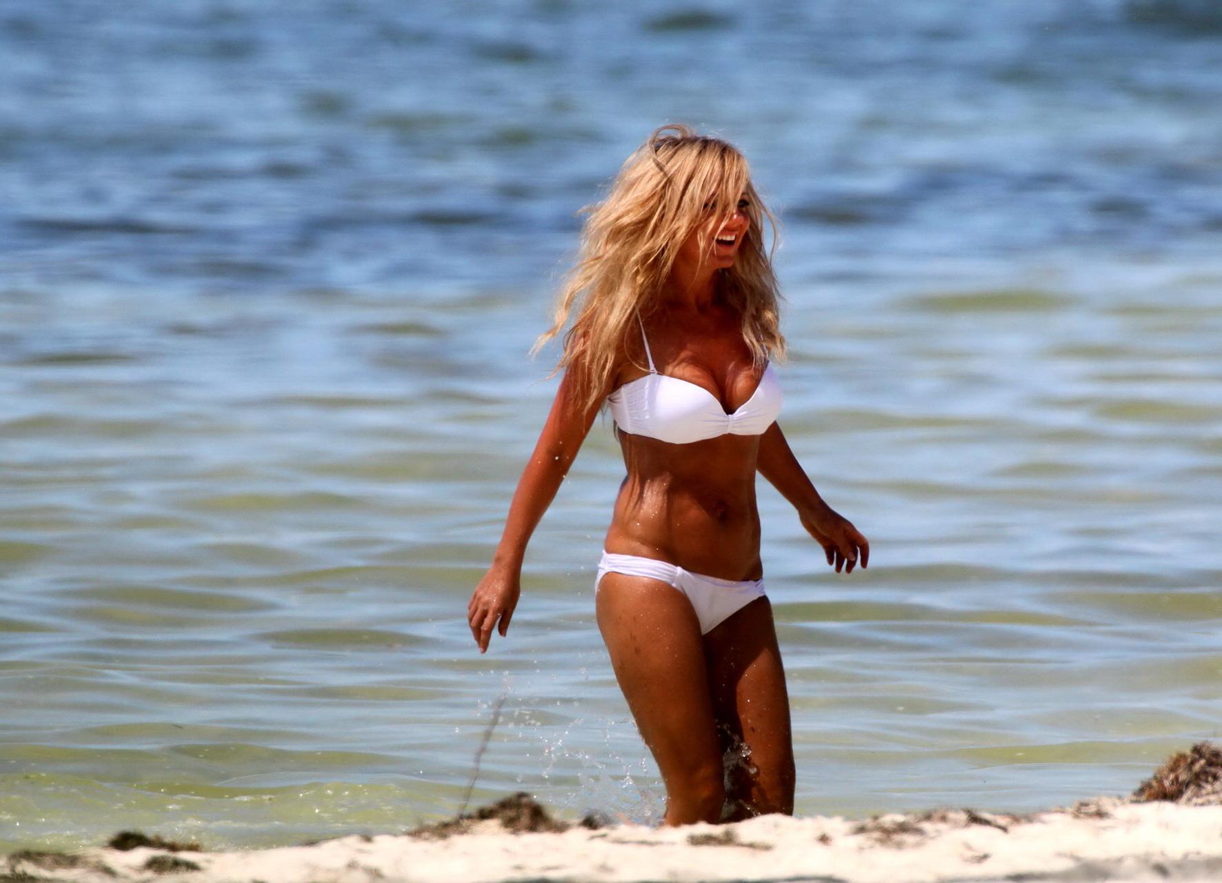 16P Geri Halliwell busty wearing white bikini at the photoshoot in Key West
