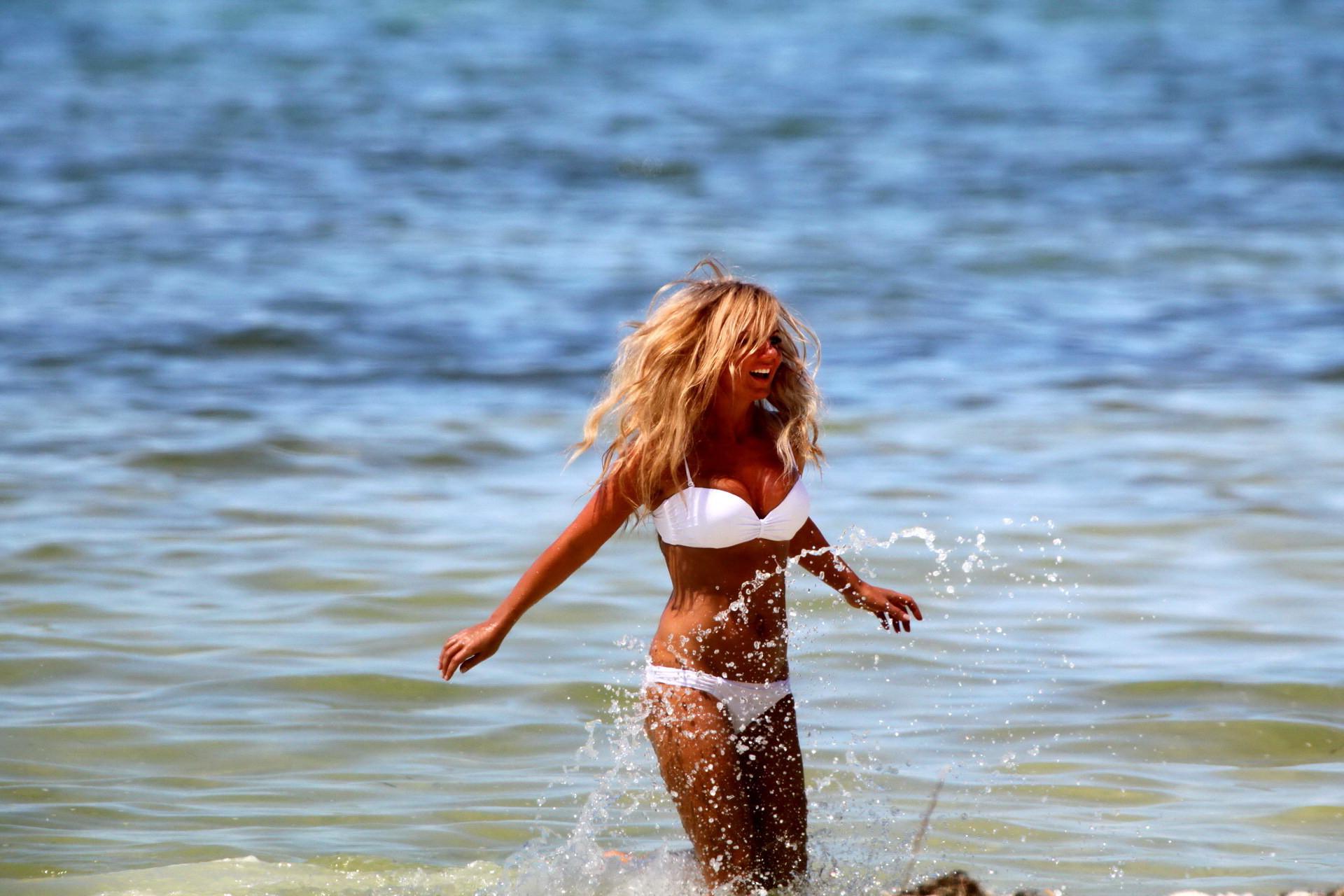 16P Geri Halliwell busty wearing white bikini at the photoshoot in Key West