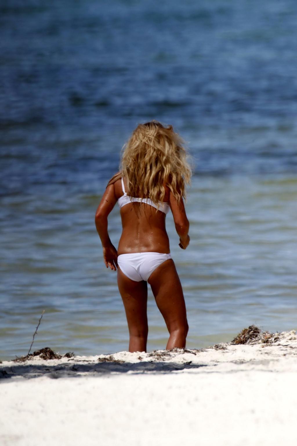 16P Geri Halliwell busty wearing white bikini at the photoshoot in Key West