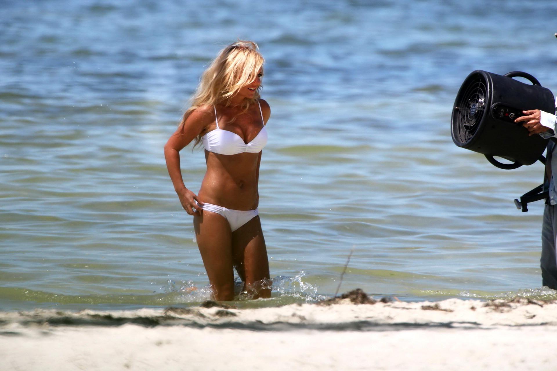 16P Geri Halliwell busty wearing white bikini at the photoshoot in Key West