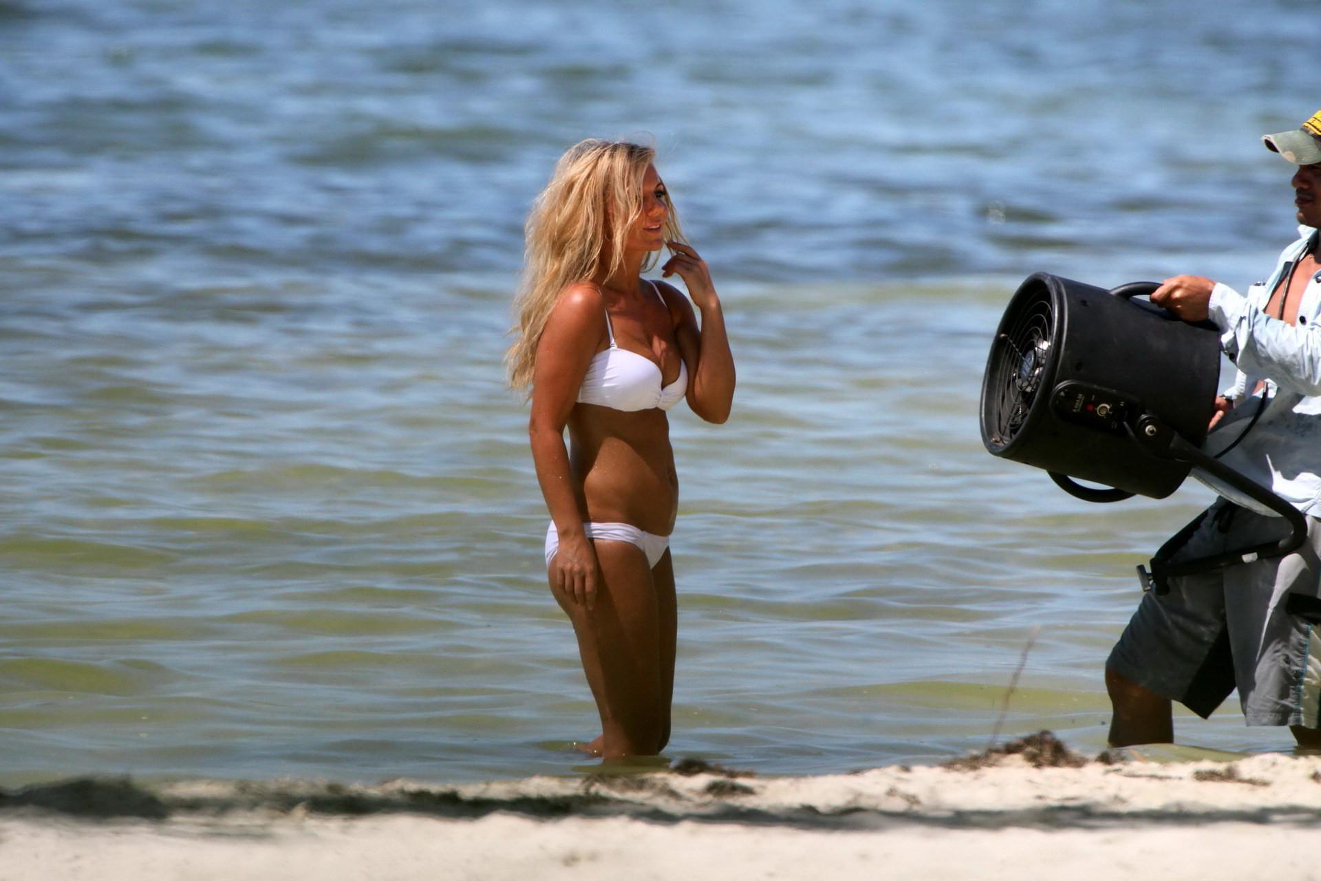 16P Geri Halliwell busty wearing white bikini at the photoshoot in Key West