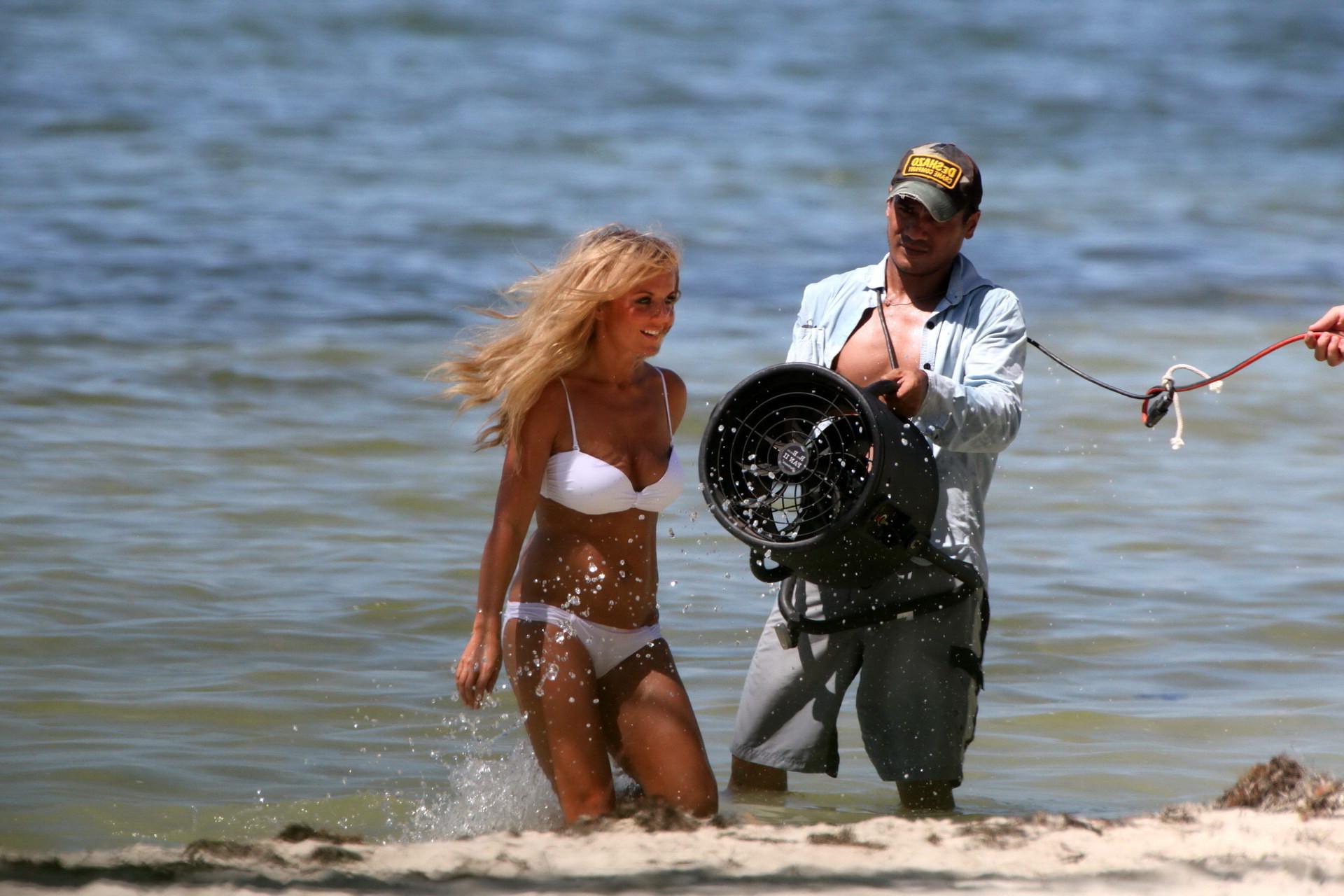 16P Geri Halliwell busty wearing white bikini at the photoshoot in Key West