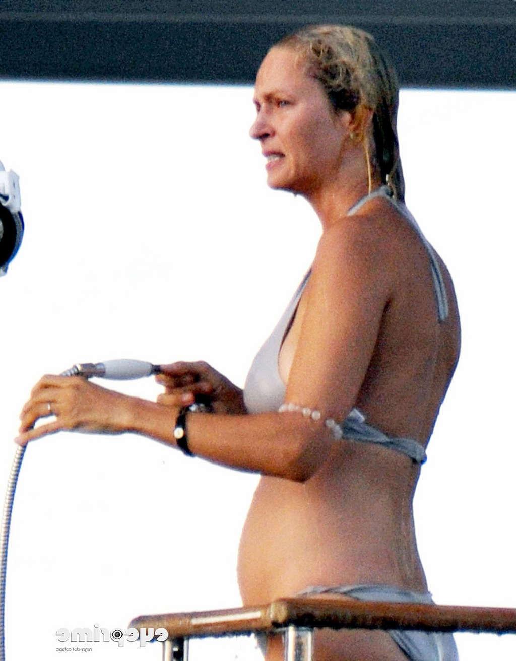 16P Uma Thurman exposing fucking sexy body and massive boobs in bikini