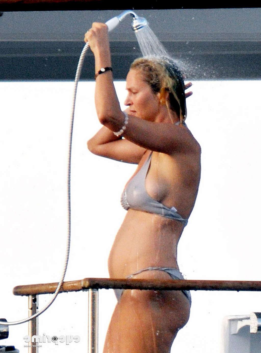 16P Uma Thurman exposing fucking sexy body and massive boobs in bikini