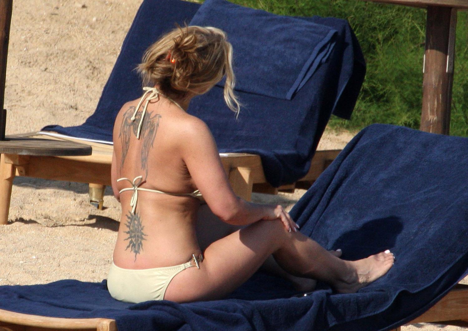 16P Anastacia showing ass crack in sexy tan bikini a Pitrizza Hotel beach in Porto C