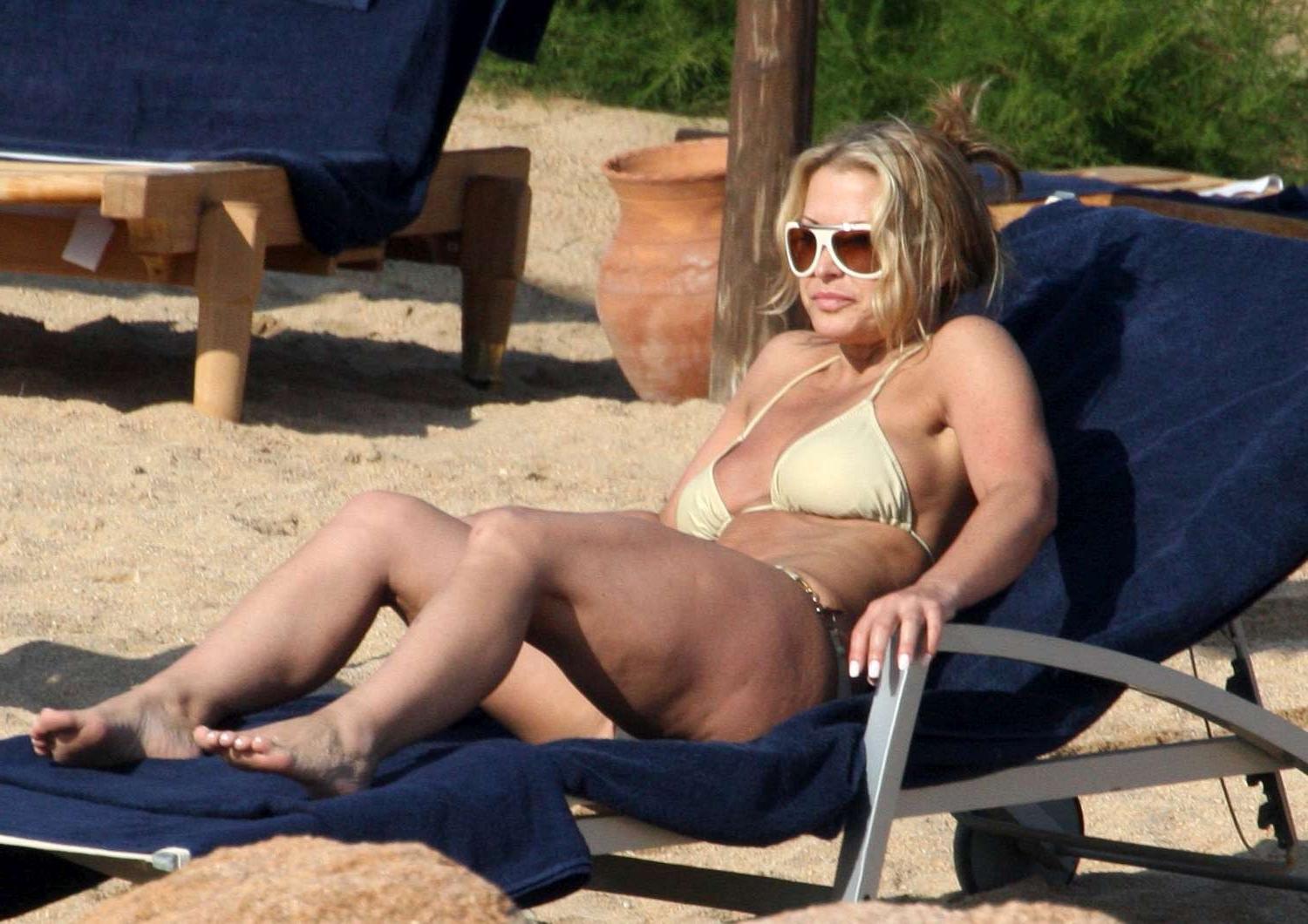 16P Anastacia showing ass crack in sexy tan bikini a Pitrizza Hotel beach in Porto C