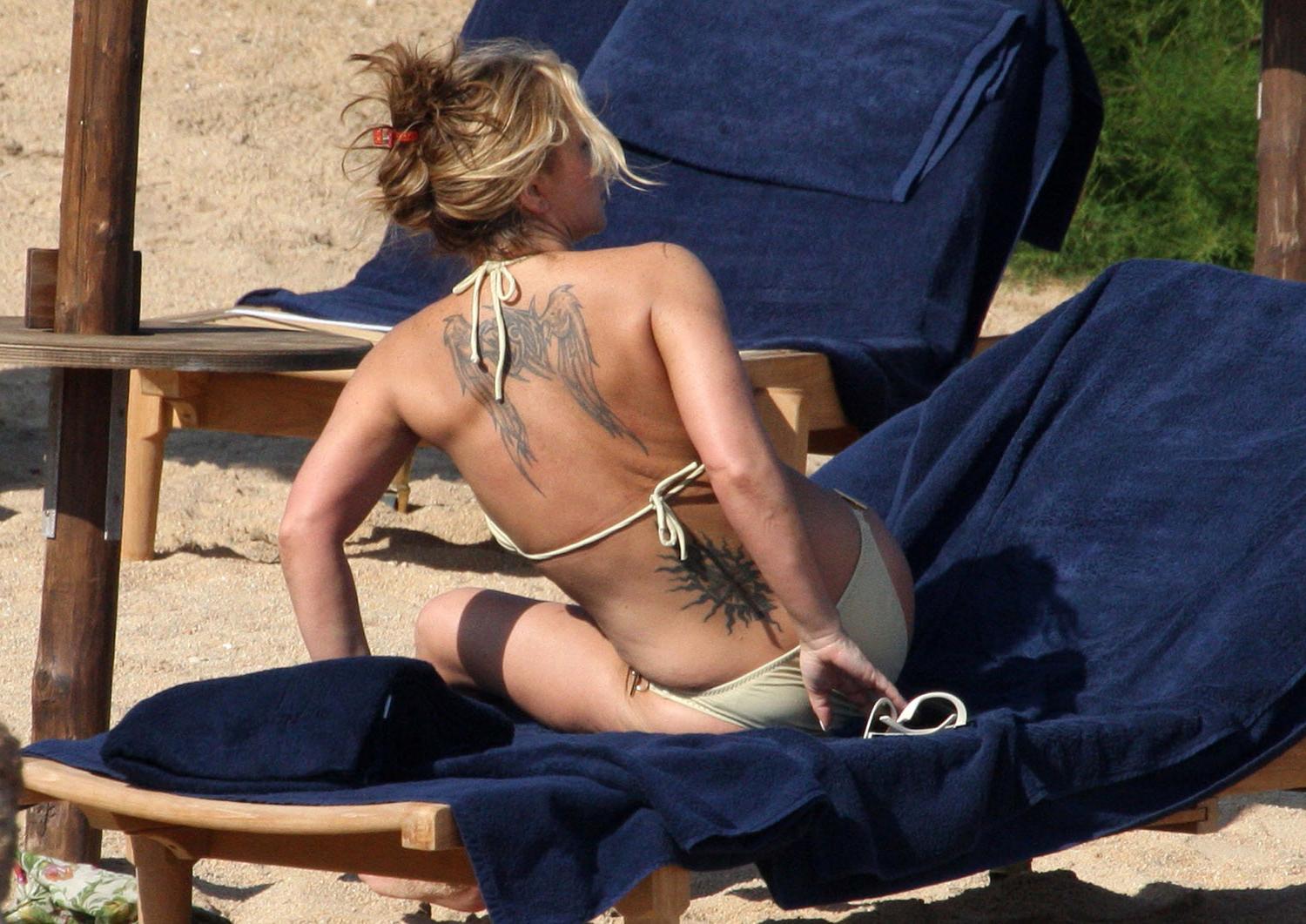 16P Anastacia showing ass crack in sexy tan bikini a Pitrizza Hotel beach in Porto C