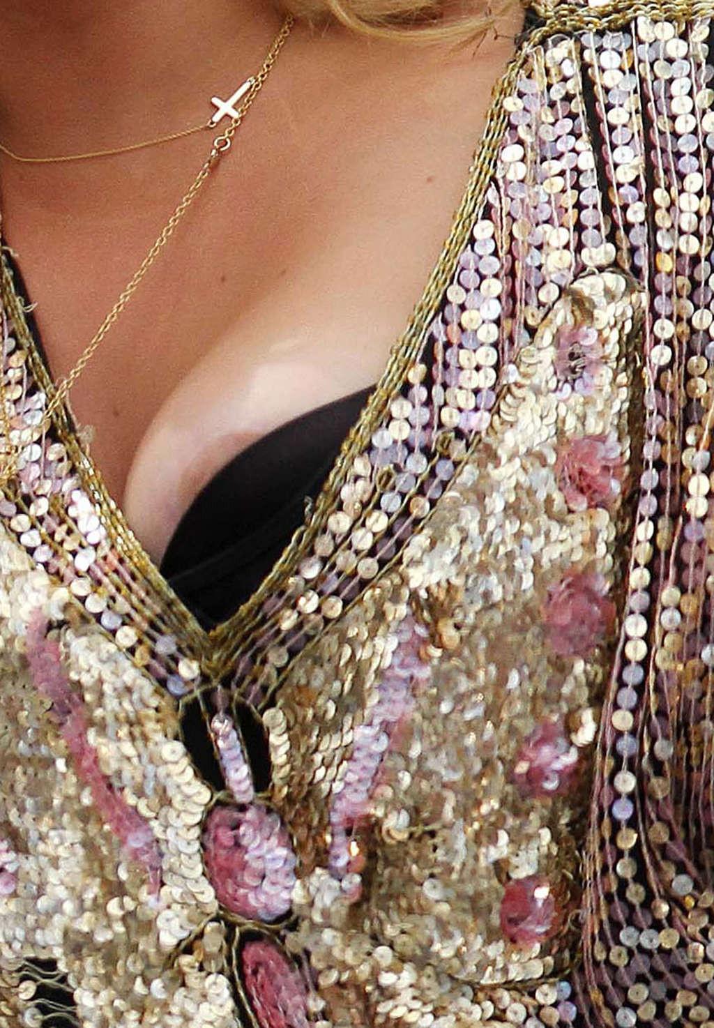 16P Kesha Sebert lying ih her bed and showing sperm on her stomach