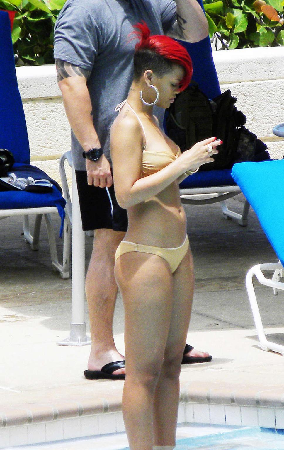 10P Rihanna exposing ass crack in bikini on pool paparazzi shoots