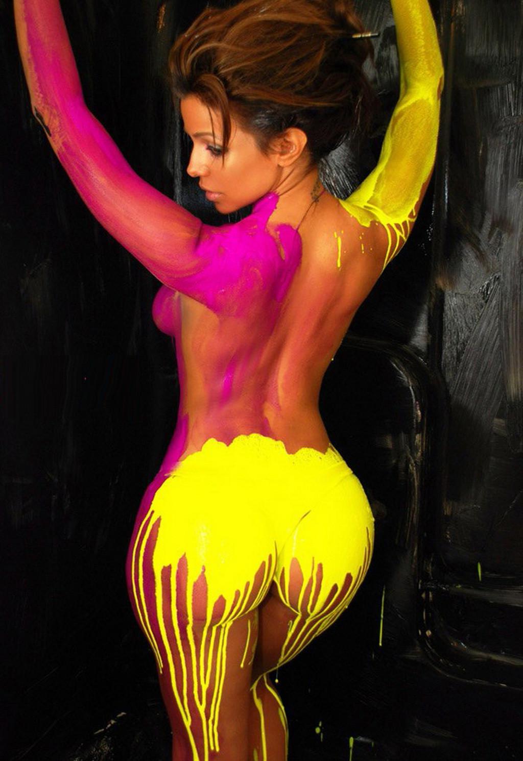 15P Busty Latina Vida Guerra nude bodypaint photoshoot