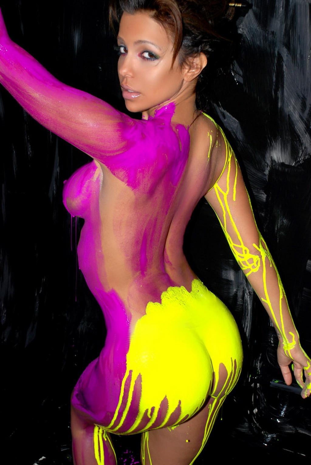 15P Busty Latina Vida Guerra nude bodypaint photoshoot