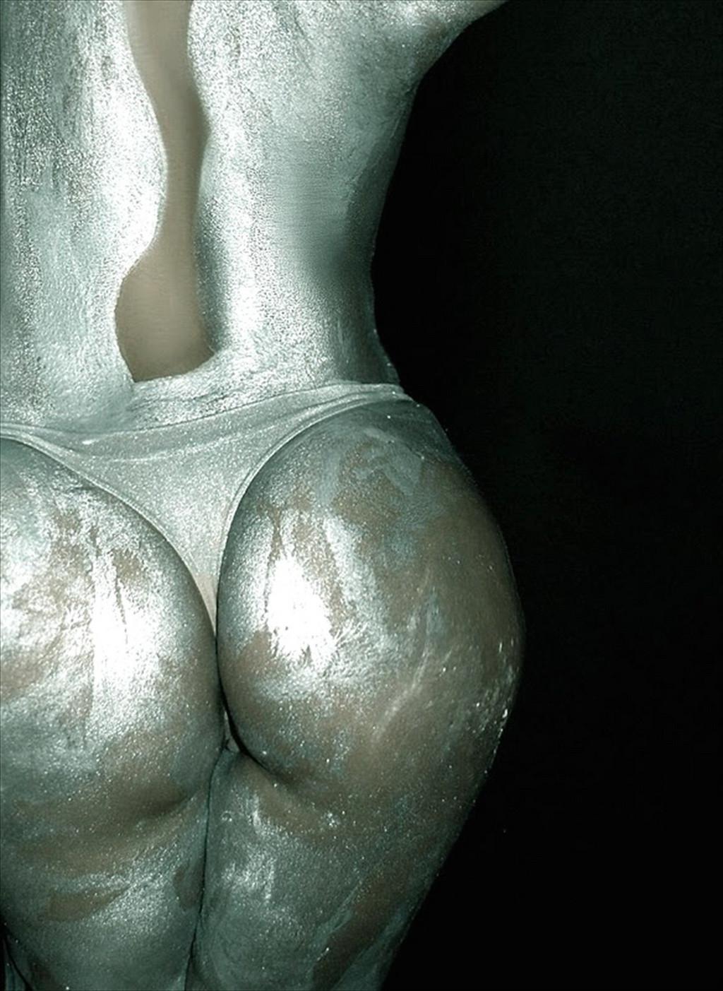 15P Busty Latina Vida Guerra nude bodypaint photoshoot