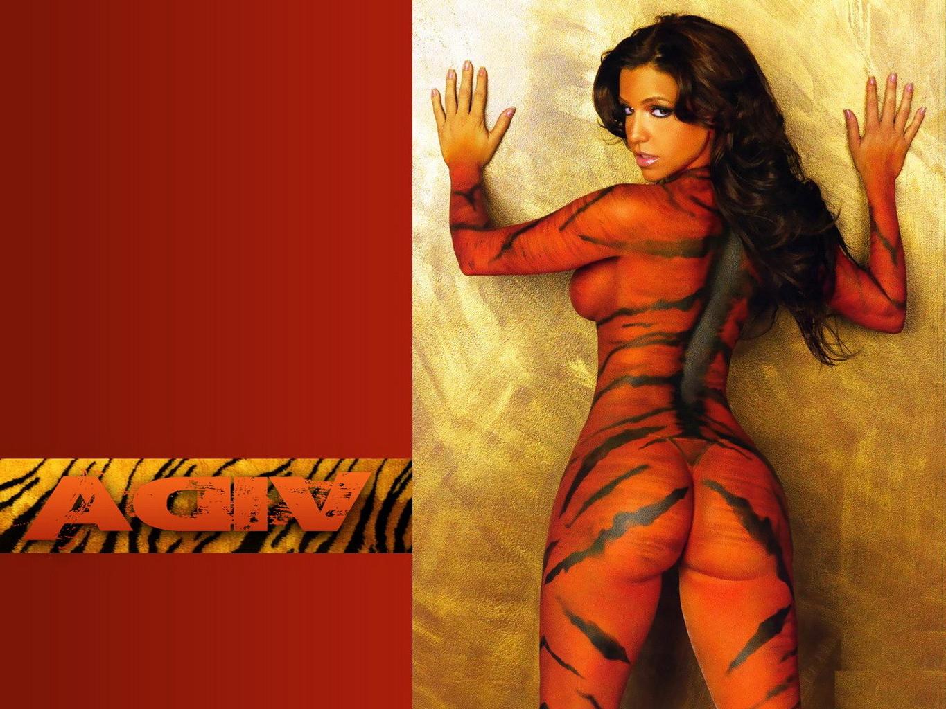 15P Busty Latina Vida Guerra nude bodypaint photoshoot