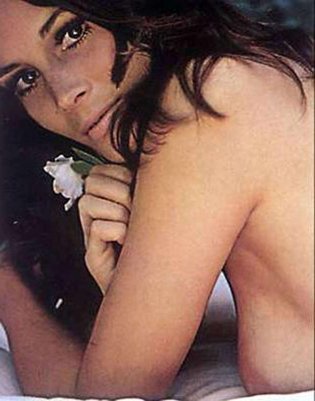 10P Barbara Leigh exposing her nice big tits in photoshoot