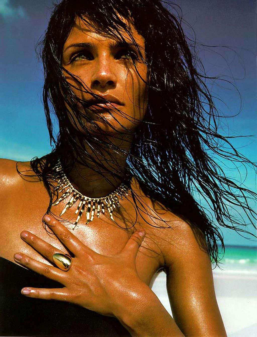10P Helena Christensen exposing her nice tits on beach paparazzi shoots